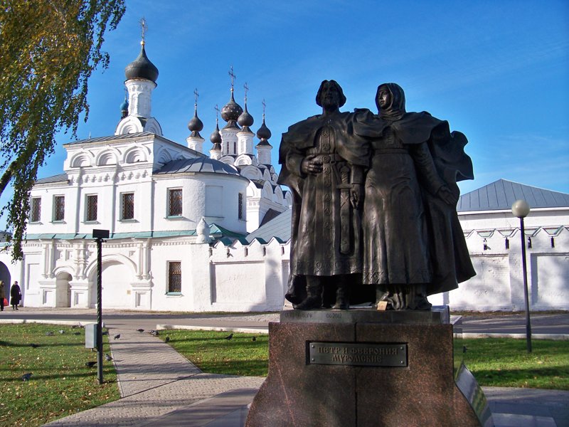 001_Муром_памятник_Петру_и_Февронии.jpg